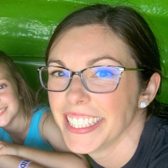 Meet your Posher, Beth - Picture 1 of 2